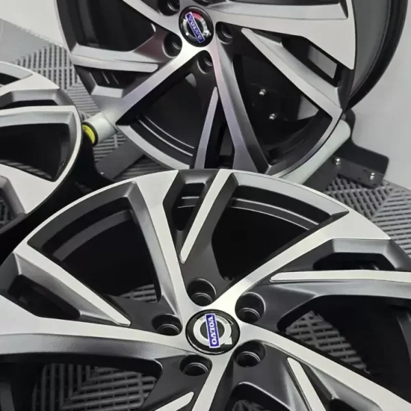 Volvo XC40 - 4x 20” x 8J Diamond Cut Satin Black Alloy Wheels 31471558